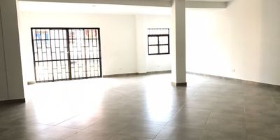 Dale a tu empresa la ubicacion que merece, en el corazon comercial y empresarial de Envigado. Esta oficina es perfecta para emprendedores, profesionales independientes o equipos pequenos que buscan comodidad, visibilidad y cercania a todo. Espacio funcional y moderno, excelente iluminacion natural, a pasos del parque principal, bancos y zona gastronomica, transporte publico cercano y facil acceso vehicular.