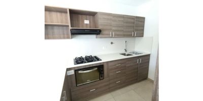 Te presento este hermoso apartamento para alquiler ubicado en la prestigiosa zona de Envigado en Antioquia. Con una amplia área construida de 70 M2, este inmueble es el lugar ideal para ti y tu familia. Ven a conocerlo y enamórate de cada uno de sus detalles.

Cuenta con 2 cómodas alcobas, perfectas para tener tu propio espacio privado y descansar después de un largo día de trabajo. Además, cada alcoba tiene su propio baño, incluyendo la habitación principal con su baño en suite para mayor comodidad.

En cuanto a sus características internas, destacan un luminoso balcón con una hermosa vista, perfecto para disfrutar de las tardes en familia. También encontrarás un calentador para que nunca te falte agua caliente, una moderna cocina integral con todo lo necesario para preparar tus comidas favoritas y conexión de gas domiciliario para mayor eficiencia.

En cuanto a las características externas, este apartamento cuenta con todo lo necesario para tu comodidad y diversión. El edificio cuenta con ascensor, ideal para subir y bajar sin tener que preocuparte por las escaleras. También tiene un garaje para que tu vehículo esté seguro en todo momento y, si tienes visitas, no tendrás que preocuparte por su estacionamiento ya que el edificio cuenta con parqueadero para visitantes.

Disfruta de un estilo de vida relajado y lleno de comodidades con las áreas sociales que ofrece este edificio. Tienes a tu disposición una refrescante piscina para los días calurosos, una portería/recepción que te dará la seguridad que buscas y una zona infantil y cancha de fútbol para que los más pequeños de la casa se diviertan mientras tú te relajas.

No dejes pasar la oportunidad de vivir en este espectacular apartamento en Envigado. Contáctanos ahora y con gusto te atenderemos para que te mudes a la vida que siempre has soñado. ¡Te esperamos!
