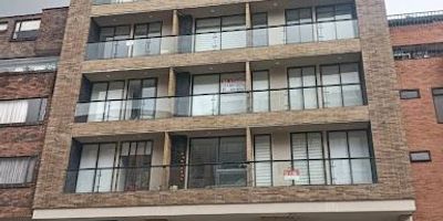 Espectacular aparta Estudio en arriendo remodelado, ubicado en quinto piso en el barrio La Salle Chapinero. Muy cerca del sector de la iglesia de Lourdes, a una cuadra de la carrera séptima, cerca del teatro Royal Center, muy cerca de gimnasio SmarFit, zonas comerciales y transporte público. Al ingresar encontrará una sala comedor con cocina abierta tipo americano para estrenar completamente dotada, pisos en madera laminada, muebles en madera, cuenta con instalación para lavadora, una acogedora habitación y baño completo y sala. Servicios de agua, luz y gas, con garaje privado. Cualquier información adicional contáctenos al correo electrónico deisy.medina@inmobiliariabogota.com o al teléfono 3173709240. El equipo de Inmobiliaria Bogotá está comprometido a brindar una experiencia de vida excepcional para nuestros clientes desde el momento en que se unen a nuestra comunidad.                                       