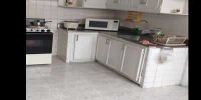 Casa en venta en el Barrio Rosales, Medellín. Ubicada en el piso 1, esta propiedad de 148 m² se distribuye en dos niveles internos. Ofrece 4 habitaciones, 2 baños, cocina integral, dos salas, comedor, dos patios y un balcón. La vivienda cuenta con vigilancia, aportando tranquilidad a sus residentes. Situada en estrato 4, esta casa es una buena alternativa en Medellín. Para más información o agendar una visita, puede contactarnos por WhatsApp o usar las opciones "Quiero que me contacten" y "Ver teléfonos".