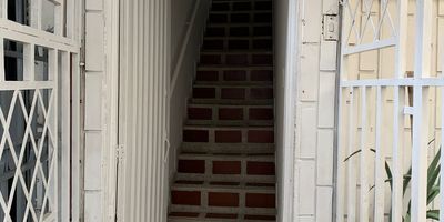 Apartamento segundo piso ubicado en el barrio la independencia , precio $950.000 no incluye servicios, consta de dos alcobas, dos baños, sala comedor amplia, cocina sencilla con gas natural, lavadero y terraza amplia. cerca colegios, supermercados y avenidas , buen transporte publico