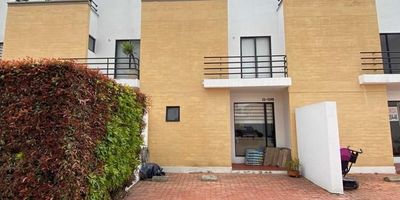 [VEN] ID HOUM: 159268

En Houm te ayudamos de forma fácil y segura. Los beneficios de comprar con nosotros:
    • Te ayudamos a conseguir financiamiento a través de una asesoría personalizada
    • Mediación y seguimiento de todo el proceso
    • Ponemos a tu disposición profesionales en notariado, registro y asesoría jurídica
¡Solo te preocupas de las firmas!

Casa en venta, ubicada en el barrio Galapago, con una superficie construida de 110.00 m² y superficie total de 110.00 m². 

Sus principales características son:

    • 4 dormitorios
    • 3 baños
    • Admite mascotas
    • 2 parqueaderos
    • Año de construcción: 2005
    • Bodega
            
Además, el inmueble cuenta con las siguientes amenidades:

    • Salón de eventos
    • Zona de juegos
    • Alberca
    • Gimnasio
    • Zona de asadores

Si compras con nosotros, te brindamos asesoría personalizada durante todo el proceso.
Más que una inmobiliaria, somos Houm.
*Aplican T&C