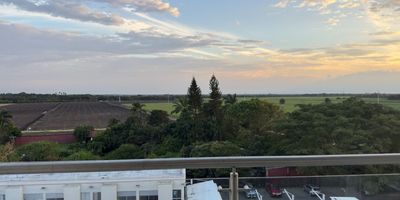 Este apartamento de 97 m2  en un séptimo piso a solo 15 minutos del Aeropuerto y en la mejor zona de Palmira espera por ti.

Cuenta con 3 amplias habitaciones, 3 baños, estudio,  balcón con vista hacia el valle del cauca, cocina americana, zona de oficios, un parqueadero en sótano, deposito, doble ascensor por torre y solo 3 años de construido. 
Parqueadero interno para visitantes, piscinas, salón social y altas medidas de seguridad para residentes.

A solo 50 metros del Centro Comercial Llanogrande Plaza, 100 metros de la Clinica Sta. Barbara y sobre el bulevar del mismo nombre  donde encontraras restaurantes, comercios, Gym y mucha tranquilidad, en realidad todo queda cerca.

Este apartamento a solo 25 minutos del norte de Cali espera por ti.