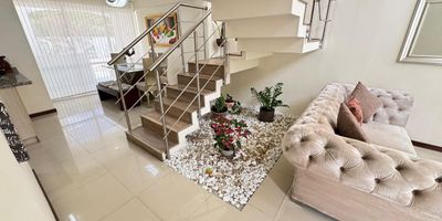 Esta Casa de 132 m2 a solo 15 minutos del Aeropuerto y en la mejor zona de Palmira espera por ti.

Cuenta con 2 plantas, doble altura, 3 amplias habitaciones, la principal con walking closet y baño, 2 baños más ,estudio,zona de televisión, cocina americana, zona de oficios,  doble parqueadero en sótano, deposito y solo 3 años de construida. 
Parqueadero interno para visitantes, piscinas, salón social y altas medidas de seguridad para residentes.

A solo 50 metros del Centro Comercial Llanogrande Plaza, 100 metros de la Clinica Sta. Barbara y sobre el bulevar del mismo nombre  donde encontraras restaurantes, comercios, Gym y mucha tranquilidad, en realidad todo queda cerca.

Este apartamento a solo 25 minutos del norte de Cali espera por ti.