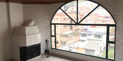 Tenemos el gusto de presentar este magnífico apartamento, muy cerca de parques, supermercados, en una zona segura y tranquila. Su zona social es acogedora, luminosa, cuenta con chimenea, lo cual le permitirá tener un espacio cálido ideal para compartir momentos en familia. Zona de lavandería comunal. Sector agradable, con comercios y restaurantes cercanos, fácil vías de acceso como son la carrera 9 y la carrera 147.Contáctenos y agende su cita.
