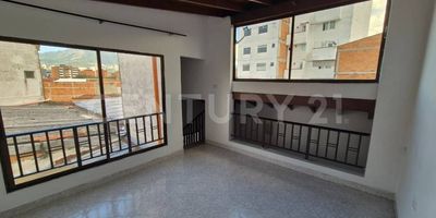 Oportunidad Única en el Corazón de Laureles: Espacioso Apartamento en Alquiler
Descubre el encanto de vivir en uno de los barrios más tradicionales de Medellín con todas las comodidades que necesitas. Este amplio apartamento de 180 m² está diseñado para brindarte el espacio y la tranquilidad que tu familia merece, en una ubicación privilegiada.
Un Espacio para Vivir y Compartir:
•	180 m² de área construida: Disfruta de la amplitud en cada rincón, ideal para familias grandes o para quienes valoran el espacio personal.
•	4 acogedoras alcobas y 3 baños: Privacidad y confort para todos.
•	Zona de ropas y patio: Espacios esenciales para tus tareas del hogar.
•	Garaje: La comodidad de tener tu vehículo seguro.
•	Balcón: Un lugar perfecto para disfrutar del aire fresco y las vistas del barrio.
Ventajas que Superan las Objeciones:
•	Ubicación y tranquilidad: Vivir en un tercer piso te ofrece mayor privacidad y menor ruido de la calle, permitiendo un descanso ininterrumpido. Además, la altura te brinda una sensación de seguridad.
•	Potencial de diseño: Aunque la cocina es integral, su tamaño compacto es ideal para optimizar el espacio sin perder funcionalidad. Su diseño eficiente se adapta a las necesidades modernas y te invita a personalizarlo a tu gusto.
•	Detalles con historia: Los pequeños toques de deterioro son una oportunidad. Visualiza el potencial de este hogar y transfórmalo en un espacio que refleje tu estilo personal. Son detalles que, con un poco de amor, se convertirán en parte de la historia de tu hogar.