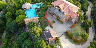 Vendo hotel en Santa Marta en el corregimiento de Honda, vereda Matojiro, lote de 27.500 mtrs2 y  área construida aproximada de 1.000 mtrs2,  2 niveles, 5 alcobas con baño y aire acondicionado, 3 alcobas dobles de lujo, 2 alcobas múltiples, mirador y terraza, sala, comedor, cocina, amplios corredores, jardín, un espacio para spa, tanque elevado, bomba de presión, hidro Flow, 1.000 litros, parqueadero para 6 buses, 8 parqueaderos para carros, se están construyendo 8 alcobas más que van en un 80%, Piscina y 2 kioskos con puente intermedio, sauna en construcción, baño social, bar, 500mtrs de senderos ecológicos, tiene una casa de mayordomo: 2 alcobas, sala, comedor, cocina, tanque de agua de reserva de 25.000 litros, gas en cilindro en gestión, gas natural, agua propia.  Activos y Bienes, Inmobiliaria experta en administración, arrendamiento y venta de apartamentos, casas, locales, bodegas y oficinas en el Oriente Antioqueño, Medellín y toda el área Metropolitana. Información sujeta a cam