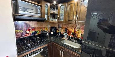 472-8050 Conaltura Inmobiliaria vende un acogedor apartamento en el sector Robledo Pajarito  Medellín, ideal para quienes buscan un hogar práctico, cómodo y con excelente ubicación, con 48 m, este inmueble cuenta con 3 alcobas, 1 baño, sala comedor, cocina integral y balcón, además de parqueadero cubierto sencillo. Sus espacios funcionales lo convierten en una excelente opción para familias que buscan comodidad a un precio accesible. La unidad cerrada ofrece portería 247, ascensor, salón social, juegos infantiles, gimnasio, piscina y zonas verdes, brindando seguridad, recreación y bienestar para toda la familia. Ubicado en un sector en crecimiento, cerca de rutas de transporte público, colegios y zonas comerciales, con fácil acceso al occidente de la ciudad