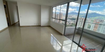 Apartamento en arriendo en Ancón sur, Sabaneta de 85 m2 aproximadamente, cuenta con 3 alcobas, 3 closets, 1 vestier, 2 baños, sala-comedor, cocina integral, barra americana, red de gas, zona de ropas, calentador, balcón, parqueadero y cuarto útil.&nbsp;En unidad cerrada con piscina, gimnasio, juegos infantiles, salón social, zonas verdes, placa deportiva, shut basuras, ascensor, parqueadero de visitantes y portería 24 horas.Adicional tiene rutas de acceso y transporteCercanías:&nbsp;Cancha los colores prados de sabaneta , Fundación Universitaria CEIPA , Mall Zona SurPara mayor información contáctame Melissa Salazar 3147757934