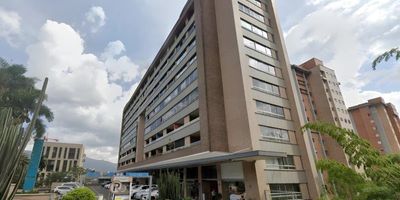 Arriendo oficina en las palmas en edificio empresarial, Cuenta 70 m2, 3 espacios, 2 niveles, 2 baños privados, cocineta, cableado de red, techo cielo raso, aire acondicionado central y parqueaderos cubiertos. El edificio cuenta con ascensor, auditorio, parking visitantes con costo, baños comunales, vigilancia y&nbsp;portería 24 horas. Cuenta con una ubicación estratégica y central, de fácil acceso y salida a vías principales, con conexión a rutas de transporte público y gran variedad de servicios complementarios.