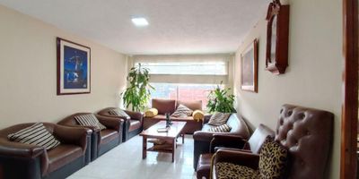 [VEN] ID HOUM: 158800

En Houm te ayudamos de forma fácil y segura. Los beneficios de comprar con nosotros:
    • Te ayudamos a conseguir financiamiento a través de una asesoría personalizada
    • Mediación y seguimiento de todo el proceso
    • Ponemos a tu disposición profesionales en notariado, registro y asesoría jurídica
¡Solo te preocupas de las firmas!

Casa en venta, ubicada en el barrio La Europa, con una superficie construida de 120.00 m² y superficie total de 120.00 m². 

Sus principales características son:

    • 5 dormitorios
    • 3 baños
    • Admite mascotas
    • 1 parqueadero
    • Año de construcción: 1985
            
Si compras con nosotros, te brindamos asesoría personalizada durante todo el proceso.
        
Más que una inmobiliaria, somos Houm.
*Aplican T&C