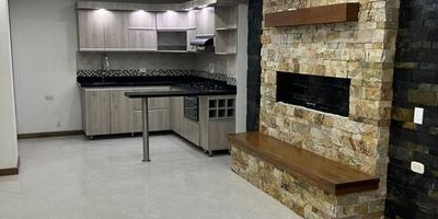 En venta casa unifamiliar de 125 mts² en la urbanización abierta Villas de La Argentina del municipio de La Ceja. La propiedad cuenta en el primer nivel con sala comedor con chimenea (de alcohol) enchape en piedra, cocina integral con mesón en granito, con red de gas y barra, patio de ropas con enchape en piedra, baño social, garaje con puerta eléctrica y cuarto útil; el segundo piso cuenta con 3 habitaciones 2 con closet, 2 baños completos con cabina en vidrio templado y balcón.La casa cuenta con acabados de lujo, circuito cerrado de TV con cámaras infrarrojas, sensor de movimiento y calentador.Unidad tranquila rodeada de zonas verdes.