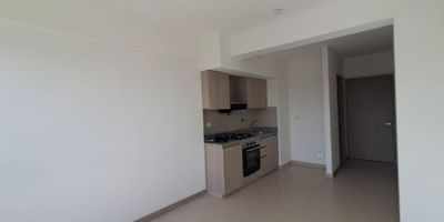 Se arrienda moderno apartaestudio en el municipio de Rionegro, barrio El Porvenir, en la unidad cerrada Vivari, ubicada frente al Centro Comercial San Nicolás y el Éxito. Su ubicación es estratégica, con acceso directo a la vía hacia el Aeropuerto José María Córdova y el Túnel de Oriente, lo que garantiza excelente conectividad. Además, está cerca de hospitales, colegios y supermercados, lo que lo convierte en una opción ideal para vivir con comodidad. El apartamento cuenta con espacios bien distribuidos, excelente iluminación natural y acabados contemporáneos. La unidad ofrece seguridad 24 horas, zonas comunes, juegos infantiles y áreas verdes para el disfrute de toda la familia. ¡Un lugar ideal para tu nuevo hogar! 9459282
