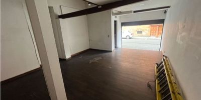 ARRIENDO LOCAL ENVIGADO BARRIO MESA Ideal para comidas, almacén, exhibición, restaurante, helados con Persiana, techo en tablilla, baño, piso imitación madera, cuarto util, cerca de la plaza de mercado 
