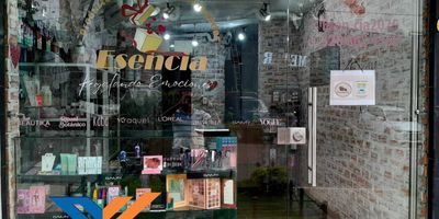 Excelente local comercial,  1 baño,  puerta en vidrio, via transitada. 
