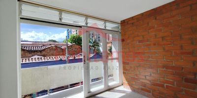 Apartamento con área de 60m2, estrato 3.El sector es tranquilo, con buenas vías de acceso que conectan fácilmente con avenidas principales. El transporte público está disponible a poca distancia, lo que permite movilidad cómoda hacia otras zonas de Medellín. Hay colegios y universidades cercanos que facilitan la educación; además supermercados, centros comerciales y parques se encuentran muy cerca, lo que permite cubrir todas las necesidades sin recorrer grandes distancias.¡! Este apartamento es ideal si buscas un espacio cómodo para vivir que cumple lo necesario para tu día a día¡!