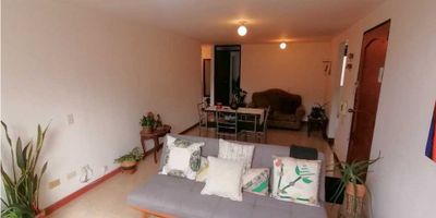 La Inmobiliaria Lucia Prada te ofrece para la venta amplio e iluminado apartamento, con un área de 76 metros cuadrados muy bien distribuidos, al entrar al apartamento solo debes subir un piso, y encuentras una sala comedor muy generosa con linda vista, también encuentras una cocina integral seguida de su zona se ropas donde entra buena ventilación, un total de tres alcobas dos de ellas con closets y la principal con su baño y vista hacia la calle, también cuenta con baño auxiliar completo, la ubicación del apartamento lo hace valorizar ya que se encuentra a una cuadra la avenida Santander, cerca a supermercados, universidades, Centros comerciales, transporte público fácil por la misma avenida, zona tranquila para vivir.

Date la oportunidad para conocerlo y contáctanos!
