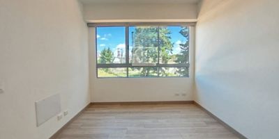 Se arrienda moderno apartaestudio en el municipio de Rionegro, barrio El Porvenir, en la unidad cerrada Vivari, ubicada frente al Centro Comercial San Nicolás y el Éxito. Su ubicación es estratégica, con acceso directo a la vía hacia el Aeropuerto José María Córdova y el Túnel de Oriente, lo que garantiza excelente conectividad. Además, está cerca de hospitales, colegios y supermercados, lo que lo convierte en una opción ideal para vivir con comodidad. El apartamento cuenta con espacios bien distribuidos, excelente iluminación natural y acabados contemporáneos. La unidad ofrece seguridad 24 horas, zonas comunes, juegos infantiles y áreas verdes para el disfrute de toda la familia. ¡Un lugar ideal para tu nuevo hogar! No. 9459442
