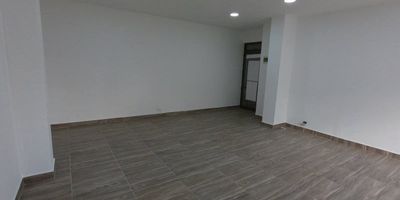 CODIGO ADBIENES 2312: EXCELENTE OFICINA UBICADA EN EL POBLADO, SECTOR LA 10. CON PARQUEADERO Y PORTERIA DIURNA. A DOS CUADRAS DEL PARQUE DEL POBLADO