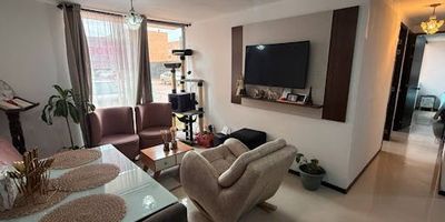 Vendo apartamento en Funza, ubicado en el sector del Hato 2, a solo 5 minutos de la variante calle 13, con zonas comerciales a su alrededor y fácil acceso al trasporte publico. Conjunto residencial cuenta con gimnasio, salón de juegos, salón comunal, parque infantil, zona bbq, y amplias zonas verdes. Apartamento en primer piso de tres alcobas con closet, principal con baño privado y patío auxiliar, sala, comedor, cocina integral con zona de lavandería independiente, baño social, con pisos en cerámica y parqueadero privado