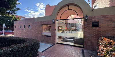 2 habitaciones estudio o 3era habitacion 2 baños zona lavanderia salon de squash, encortinado