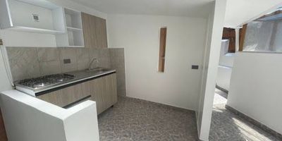 Se arrienda apartaestudio tipo dúplex, cerca a la Universidad de Envigado, una excelente opción para estudiantes o profesionales que buscan comodidad y ubicación estratégica; cuenta con sala-comedor acogedora, cocina integral, zona de ropas y muy buena iluminación natural, ofreciendo un ambiente tranquilo y funcional para estudiar y descansar.