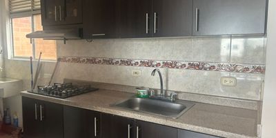 Se vende acogedor apartamento en quinto piso (sin ascensor) ubicado en Valle del Lili, al sur de Cali. Con un área de 55 m², cuenta con sala-comedor con balcón, cocina semi integral, zona de oficios, dos habitaciones, dos baños y espacios bien distribuidos. El conjunto residencial ofrece piscina para adultos y niños, salón social, juegos infantiles y parqueadero comunitario. Se encuentra en un entorno tranquilo y estratégico, cercano a centros comerciales, clínicas, universidades, colegios, restaurantes y supermercados.