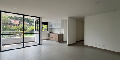 Apartamento en arriendo con poco acceso vehicular, cerca a tiendas, hoteles, restaurantes, parques y zonas complementarias del sector. Piso en cerámica, sala comedor, 2 alcobas con vestier y baño en la principal, baño social, cocina integral abierta tipo americano, zona de ropas, balcón, útil y parqueadero cubierto. Conjunto cerrado con ascensor, piscina, gimnasio, parques infantiles, zonas verdes, vigilancia y portería 24 horas y circuito cerrado de TV. Inmuebles sujetos a verificación de disponibilidad