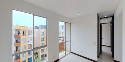 Apartamento en venta de 58m2, con vista interior, ubicado en un 5to piso, acceso por escaleras. Consta de 2 habitaciones, 2 baños, sala comedor, estudio, balcón, cocina integral y zona de lavandería. Tiene piso cerámico en todas sus zonas. El conjunto cuenta con zonas verdes, zona para niños, salón social, cancha de fútbol, ​​piscina y vigilancia privada las 24 horas. Cerca del centro comercial B Mall y Bochalema Plaza; cerca a almacenes de cadena como D1; cerca del colegio Sagrado Corazón de Jesús; cerca de la Universidad Autónoma de Occidente; cerca a paradas del MIO; Vías de acceso por la Carrera 109 y Calle 43.