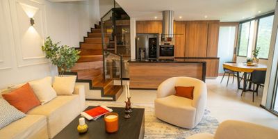 Apartamento Duplex con excelente vista a la ciudad. En el primer nivel cuenta con sala con balcón, baño, espacio de trabajo, cocina integral equipada, comedor, zona de ropas con lavadora y secadora, y oficina independiente con baño privado. En el segundo nivel se encuentra la habitación principal con vestier y baño privado, segunda habitación con cama doble y clóset, tercera habitación con dos camas, escritorio y clóset, además de un baño auxiliar.

Ubicada estratégicamente a solo 5 minutos del Túnel de Oriente, 10 minutos del Centro Comercial El Tesoro y 5 minutos de la Universidad CES.

La unidad ofrece completas zonas comunes: portería y vigilancia 24/7, tres piscinas climatizadas (dos de adultos y una de niños), cancha de squash, salón social, salón social infantil, parque infantil, zonas de mascotas y terrazas para disfrutar en familia.
