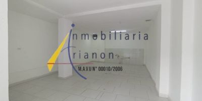 Arrendamos local comercial en boston, cerca el parque, cuenta con un area de 55 metros, red de gas,  1 baño, piso en ceramica, estrato 4.https://www.inmobiliariatrianon.com/inmueble/5851