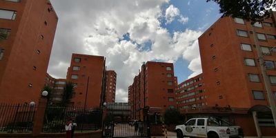 Acogedor apartamento ideal para 2 a 4 personas en tranquilo sector del Country cerca a Av. 9, Av 134, Av 127 Exito. Consta de 2 habitaciones grandes, 2 baños, cocina integral a gas con zona de lavanderia independiente, cuarto y baño del servicio y excelente ventilación. Tiene una gran sala comedor con excelente iluminación gracias a grandes ventanales. Incluye 1 parqueadero y deposito.
