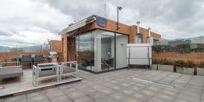 En Santa Paula, se encuentra este encantador apartamento triplex a la venta, perfecto para aquellos que buscan un espacio amplio y lleno de luz. Ubicado en el séptimo, octavo y noveno piso, ofrece una impresionante vista desde la terraza, a la ciudad y a las montañas que acompañará tus días. Al ingresar, encuentras su zona social moderna con chimena a gas  que le da ese toque acogedor ideal para las noches frías de Bogotá. Su cocina cuenta con una barra estilo americano, perfecta para compartir momentos especiales y una nevera empotrada y electrodomesticos de lujo. 

El apartamento cuenta con tres habitaciones amplias con su baño, pero, si deseas, un espacio adicional, puede convertirse el estudio en una cuarta habitación. Disfruta de la comodidad de tener dos parqueaderos independientes y dos en línea, además cuenta con dos depósitos y seguridad las 24 horas. 

En su piso 3 encuentras la zona de lavandería y baño de servicio.

No pierdas esta oportunidad. ¡Pide tu vi...