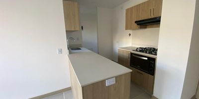 Estrena vida en Ojo de Agua  Rionegro, Vive la experiencia de estrenar un hogar diseñado para tu comodidad. Este apartamento , ubicado en uno de los sectores más tranquilos y seguros de Rionegro, te ofrece el equilibrio perfecto entre funcionalidad y calidad de vida. Cuenta con tres habitaciones, dos baños, un salón comedor acogedor, cocina integral, zona de ropas independiente y gas natural. Todo pensado para hacer tu día a día más práctico y cómodo. Además, está ubicado en una urbanización con amenidades en desarrollo, que muy pronto sumarán valor a tu experiencia de vivir aquí. Un lugar ideal para quienes buscan tranquilidad, seguridad y estrenar espacio en un sector con excelente proyección.