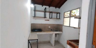 ¿Quieres vivir en un apartamento cómodo, moderno y con ubicación estratégica en Medellín? Este inmueble en el sector Villa Hermosa es una excelente opción para quienes buscan un hogar funcional, con espacios amplios y fácil acceso a transporte, comercio y servicios.El apartamento cuenta con 1 habitaciones, ambas con closet, ideales para mantener la organización y aprovechar cada espacio. Dispone de 1 baños, lo que lo hace práctico y funcional para la vida en familia o al compartir con alguien más. Su cocina integral está equipada para facilitar el día a día, complementada con una zona de ropas independiente que aporta comodidad. Los pisos en cerámica son de fácil mantenimiento y brindan frescura en cada ambiente, mientras que el ventanal permite una excelente entrada de luz natural, creando un espacio cálido y agradable.Aunque no cuenta con terraza, portería, ascensor, parqueadero ni cuarto útil, su distribución de 65 m² aprovecha cada rincón para ofrecer un ambiente práctico y confortable. Además, la red de gas garantiza economía y eficiencia en el consumo del hogar. El estrato 3 lo convierte en una alternativa accesible sin perder calidad en su entorno.La ubicación es uno de sus grandes atractivos: está cerca a la estación Buenos Aires del tranvía, la estación de gasolina Buenos Aires y el centro comercial La Central, lo que asegura excelente conectividad y cercanía a zonas comerciales, educativas y de entretenimiento.Este apartamento es perfecto para familias pequeñas, parejas o personas que buscan un espacio bien ubicado y funcional en un barrio tradicional de Medellín.No dejes pasar esta oportunidad y agenda tu visita hoy mismo.Código del inmueble: (C3077). ✅