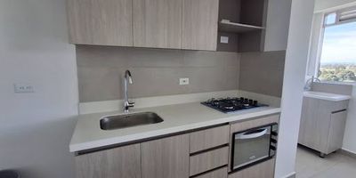 Descripción: 
447-13294 Apartamento en Arriendo en el Sector los colegios. Este apartamento de 54 metros ofrece un diseño cómodo y funcional. Cuenta con 2 alcobas con clóset, 2 baños, sala comedor iluminada, cocina integral moderna, zona de ropas independiente, balcón con vista agradable. Además, dispone de parqueadero privado.
Se encuentra ubicado en una unidad cerrada que ofrece portería 24 horas, juegos infantiles, ascensor y shut de basuras. Su ubicación estratégica permite fácil acceso a rutas de transporte público. Código del inmueble: 13294