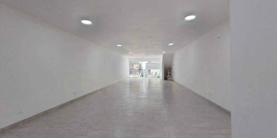 Local comercial ubicado frente al Comando de Policìa del municipio en el centro de Apartadó, está rodeado de múltiples establecimientos comerciales de todo tipo: cafeterias, boutiques, tienda de retail, electrodomésticos, tecnología, prenderías, etc., debido a si estratégica ubicaciòn en el centro de la ciudad.