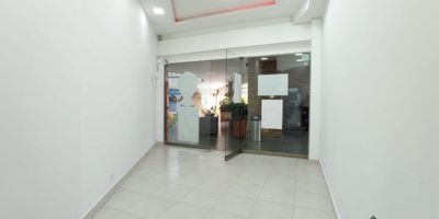Local comercial en arriendo en el sector Loma del Escobero, Envigado, con un área de 21 m². Su ubicación estratégica, cerca al Euro de Envigado, lo convierte en una excelente opción para emprender o expandir tu negocio.
El espacio cuenta con 1 baño y mezanine, ideal para aprovechar cada metro y optimizar almacenamiento o área de trabajo.
Perfecto para quienes buscan visibilidad y fácil acceso en una zona de alto flujo residencial y comercial. ¡No dejes pasar esta oportunidad para posicionar tu marca en un punto clave de Envigado!
