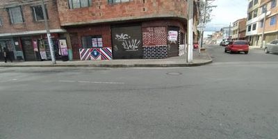 Inmobiliaria Bogotá arrienda local en primer piso, con ubicación estratégica sobre vía principal lo que brinda una excelente visibilidad y fácil acceso. cuenta con dos entradas independientes una en la fachada principal y otra por el costado lateral lo que facilita el aprovechamiento del espacio. En su interior dispone de área amplia y funcional ideal para diferente tipo de negocio cuenta con baño privado lo que lo hace practico y cómodo para clientes y empleados su ubicación lo convierte en un espacio de alta proyección comercial con buena afluencia peatonal y vehicular. se puede comunicar al cel. 3176892130 comunicarse con Jair Rubio o al correo electrónico jair.rubioinmobiliariabogota.com para nosotros en inmobiliaria Bogotá es un gusto atenderlos.