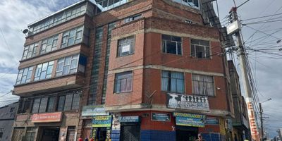 VENTA APARTAMENTO EDUARDO SANTOS RQ15825
area.l: 133.45 m2 edificio esquinero
3 PISO: sala comedor 4 alcobas, 2 closet, 2 baños
cocina semi integal, zona de lavanderia pisos en baldosa
servicios de agua luz gas