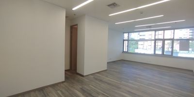 Oficina en Arriendo  Milla de Oro, El Poblado
Impulsa tu negocio en una de las zonas empresariales mas estrategicas y dinamicas de Medellin. Esta oficina ofrece un ambiente profesional con excelente distribucion, conformada por un amplio salon funcional, aire acondicionado, cocineta, bano privado, piso en madera, 1 parqueadero y acceso por ascensor.

Disfruta de espacios iluminados, ventilados y disenados para maximizar la productividad en un entorno moderno y comodo. El edificio complementa la experiencia con zonas comunes de gran valor como auditorio, parqueadero para visitantes y porteria con vigilancia 24 horas.

Su ubicacion en plena Milla de Oro garantiza visibilidad y conectividad, con facil acceso a la Avenida El Poblado y cercania a puntos estrategicos como la Ceiba de Granada, Mat Fotografica, centros comerciales, bancos y supermercados.

Una oportunidad unica para establecer o expandir tu empresa en el corazon empresarial de El Poblado!


