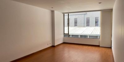 Te presentamos este acogedor apartamento ubicado en el barrio Santa Paula al norte de la ciudad. 
Al ingresar encontramos la zona social amplia, sala y comedor en un mismo ambiente.
La cocina es cerrada, cuenta con muy buenos espacios para almacenar.
Tiene zona de lavandería con ventilación natural.
La zona privada cuenta con tres habitaciones, la principal con walking closet y baño y otro baño para las otras dos habitaciones.
También encontramos un espacio que puede servir para oficina o estudio.

A este apartamento lo complementa un parqueadero y un deposito.
Agenda tu cita para conocerlo, te encantará!