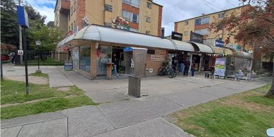 Se vende apartamento, con excelente ubicación en el sector de Toberin, localidad de Usaquen, área de 56M2, tres alcobas con closet, dispone de una amplia sala comedor con balcon, cocina integral a gas, área para lavadora, pisos en ceramica. Sin garaje, sin depósito, vigilancia 24 horas. Este sector es exclusivo y funcional, frente al Parque Skatepark Toberin, y con fácil acceso al transporte público SITP.
