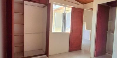 ¡SE ALQUILA!  casa amplia ubicada  cerca del centro comercial único, colegio torres de Comfandi es una zona tranquila, a minutos de supermercados, transporte publico un sector seguro y residencial.