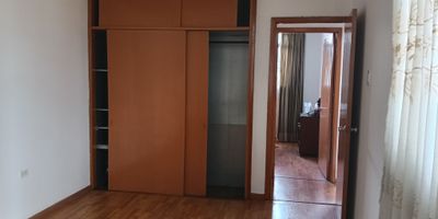 Apartamento en venta en LA ALAMEDA, Bogotá, Cundinamarca. Este inmueble de 75 m² construidos y 71 m² de área privada ofrece 2 habitaciones y 2 baños, ideal para quienes buscan vivir en un sector tradicional. Disfrute de su vista sobre la calle 19. Este apartamento en venta, ubicado en estrato 2, tiene 40 años de antigüedad, lo que garantiza una estructura consolidada. Su distribución es funcional. Precio de venta: $250.000.000. Para conocer más detalles o coordinar una visita, puede usar las opciones de whatsapp, quiero que me contacten o ver telefonos.