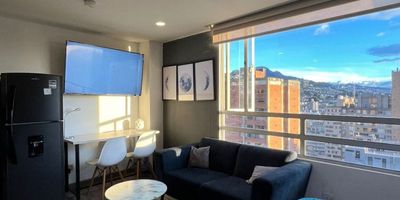 En C&C vendemos, este aparta estudio ubicado en el piso 18, en el sector de las aguas, en el centro de Bogotá, un solo ambiente, se encuentra amoblado, incluye el menaje del amoblamiento, cuenta con puerta de seguridad, cocina semi integral, estufa eléctrica, baño con división en vidrio, agua caliente.
Cuenta con vista a los cerros y al encontrarse amoblado y por su ubicación se puede rentar para estudiantes y ejecutivos tanto en rentas cortas como largas. 
El conjunto cuenta con lavandería comunal, parqueaderos comunales, BBQ, terraza, salones de estudio y de trabajo. 
Ubicado cerca de transporte publico, comercio, panaderías, restaurantes, museos y sitios de interés publico.