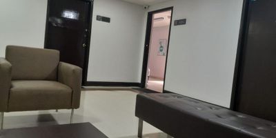 Vendemos consultorio ubicado en el barrio Marly de Bogotá muy cerca a la clínica y por lo tanto a las vías principales de acceso como las carreras 7 y 13 entre las calles 45, 49 y 53. 
Ubicada en un tercer piso, cuenta con ascensor, vigilancia 24 horas, parqueaderos ademas cuenta con la siguiente distribución:sala de espera para todos los consultorios y recepción, sala de espera interna, un espacio semi abierto y cocineta abierta, un consultorio cerrado con baño privado.