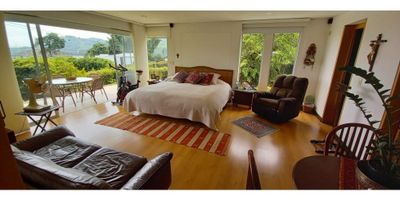 ¡Casa Campestre en Venta en Arenillo, Manizales! ??

Disfruta de la tranquilidad y el confort en esta hermosa casa de campo ubicada en la vereda El Arenillo, a tan solo 4 minutos del Hospital Santa Sofía. Un espacio ideal para vivir rodeado de naturaleza sin alejarse de la ciudad.

Amplios Espacios y Comodidades:
Con 270 m² construidos y un lote de 2.220 m², esta casa unifamiliar ofrece 5 habitaciones, 5 baños, sala de usos múltiples, estudio, habitación de servicio y zona de lavandería. La cocina es integral y cuenta con comedor auxiliar, armarios empotrados y pisos en cerámica y madera.

Entorno Natural y Funcionalidad:
Rodeada de árboles frutales, esta propiedad también cuenta con una bodega de 50 m² y parqueadero techado para 3 vehículos. Disfruta de su jardín, zonas verdes, vista panorámica y un ambiente campestre único.

Ubicación y Accesibilidad:
Fácil acceso por vía pavimentada, cerca de zona urbana, centros médicos y transporte público. Además, cuenta con servicios completos, citófono, puerta de seguridad y acabados de lujo.

¡Una joya campestre cerca de la ciudad! Contáctanos para más información y agenda tu visita.
