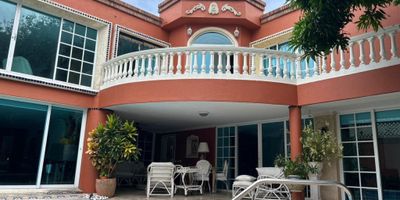 ESPECTACULAR CASA EN VENTA DE DOS NIVELES EN UNA UBICACIÓN PRIVILEGIADA EN RIOMAR : A PASOS DEL PARQUE DE LA ELECTRIFICADORA, UNO DE LOS PULMONES VERDES MÁS EMBLEMÁTICOS DE LA CIUDAD ZONA TRANQUILA , SEGURA Y CON EXCELENTE PROYECCIÓN DE VALORIZACIÓN, ESTA JOYA ARQUITECTÓNICA TE BRINDA ESPACIOS DONDE CADA DETALLE HABLA DE BUEN GUSTO Y CALIDAD DE VIDA. 900 M2 DISTRIBUIDOS EN DE DOS NIVELES CON PISCINA CON AMBIENTES FRESCOS Y AGRADABLE.EN EL PRIMER NIVEL ENCONTRARAS UN IMPONENTE HALL DE ENTRADA, SALA Y COMEDOR INDEPENDIENTES Y FAMILY CON BAR, CAVA DE VINOS Y ESPACIO DE HOME TEATHER, BAÑO SOCIAL, COCINA CON ISLA Y UNA ZONA SOCIAL CONECTADA CON EL JARDÍN , LA TERRAZA Y LA PISCINA .PERFECTA PARA COMPARTIR MOMENTOS INOLVIDABLES CON FAMILIARES Y AMIGOS. EN EL SEGUNDO NIVEL, CUATRO HABITACIONES CADA UNA CON SU BAÑO Y POSIBILIDAD DE UNA QUINTA HABITACIÓN. ENMARCADAS CON UN ESTAR PRIVADO. LA PRINCIPAL CON DOS WALK-IN CLOSETS, BAÑO TIPO SPA Y BALCÓN PRIVADO CON VISTA A LAS ZONAS VERDES. LA CASA TIENE UN SISTEMA DE AIRE ACONDICIONADO CENTRAL , LO QUE GARANTIZA AMBIENTES FRESCOS LA CASA TIENE UN SISTEMA DE AIRE ACONDICIONADO CENTRAL , LO QUE GARANTIZA AMBIENTES FRESCOS Y AGRADABLES QUE ESPERAS PARA HACER REALIDAD ESTE MARAVILLOSO HOGAR PARA TI Y TU FAMILIA . ADRIANA BLANCO INMOBILIARIA