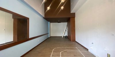 Oficina o local en arriendo cerca a vías principales, clínicas, restaurantes, fácil acceso a rutas de transporte público y una gran variedad de servicios complementarios. Piso en madera, 1 espacio, cableado de red, techo cielo raso, energía monofásica, vitrina, aire acondicionado y parqueadero cubierto. Conjunto cerrado con ascensor, vigilancia y portería 24 horas, baños comunales, citófono, parking visitantes con costo, auditorio, planta eléctrica y circuito cerrado de TV. inmuebles sujetos a verificacion de disponibilidad
